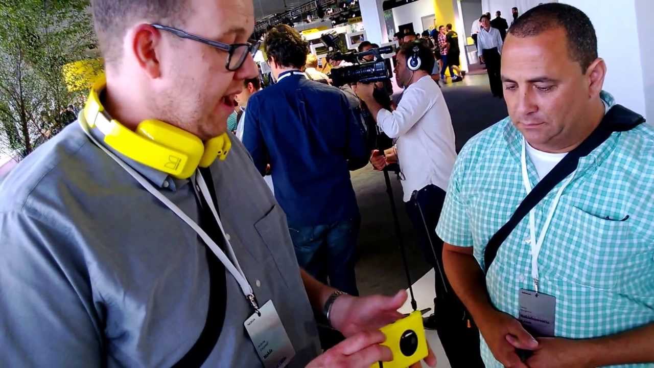 Hands On Video With Lumia 1020 Charging Shell & Camera Grip