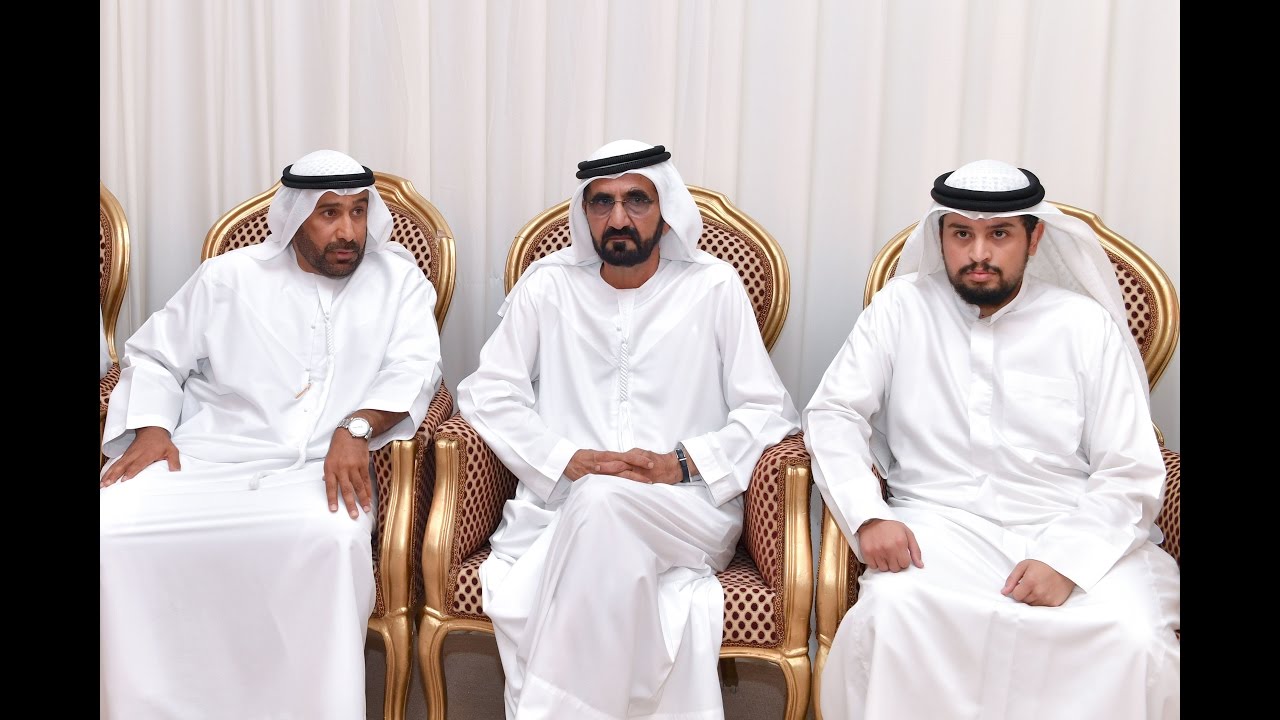 محمد بن راشد يقدم واجب العزاء بوفاة خميس مطر المزينة