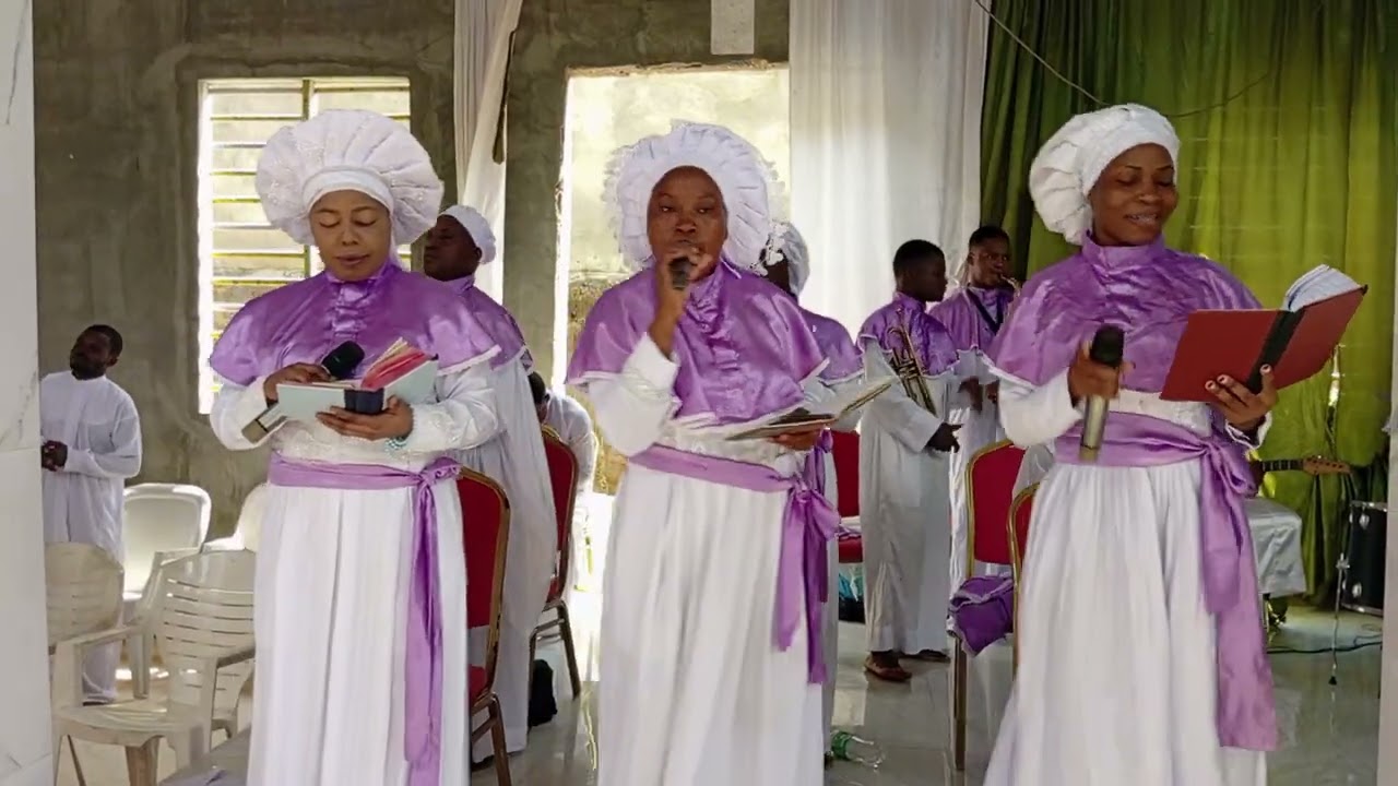Dimanche 04 janvier 2026. La chorale AJAGUNMOKADI PRAISE présente la chanson "SI TU VEUX LE LOUER"