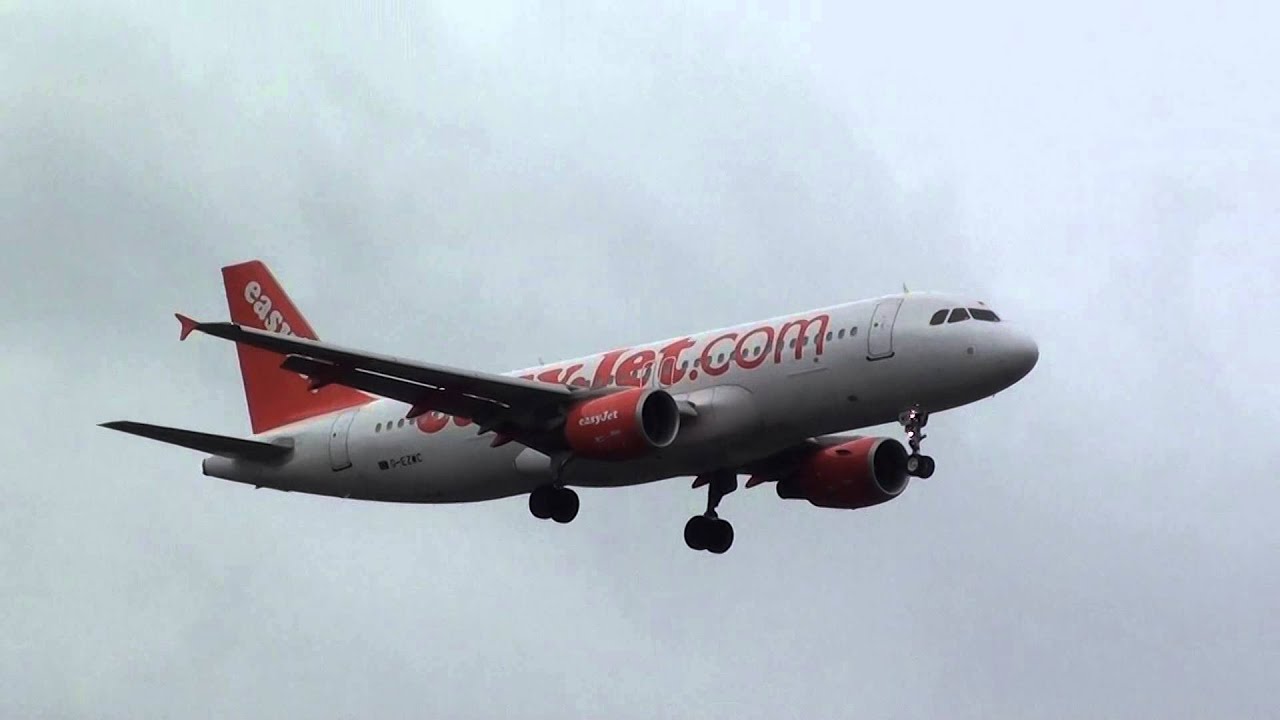 Easyjet Airbus 320 G-EZWC Landing London Gatwick LGW