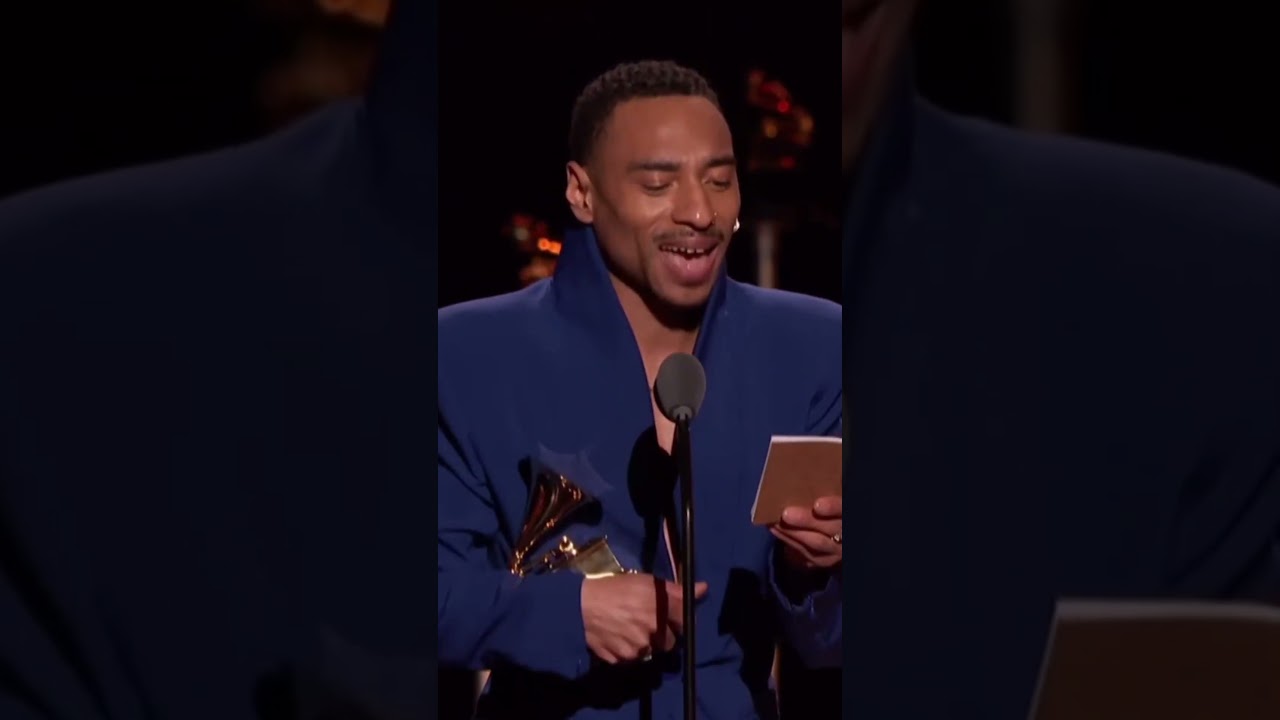 Durand Bernarr accepts his #Grammy for Progressive R&B Album in true #BlackHistoryMonth fashion. 🏆✊🏾