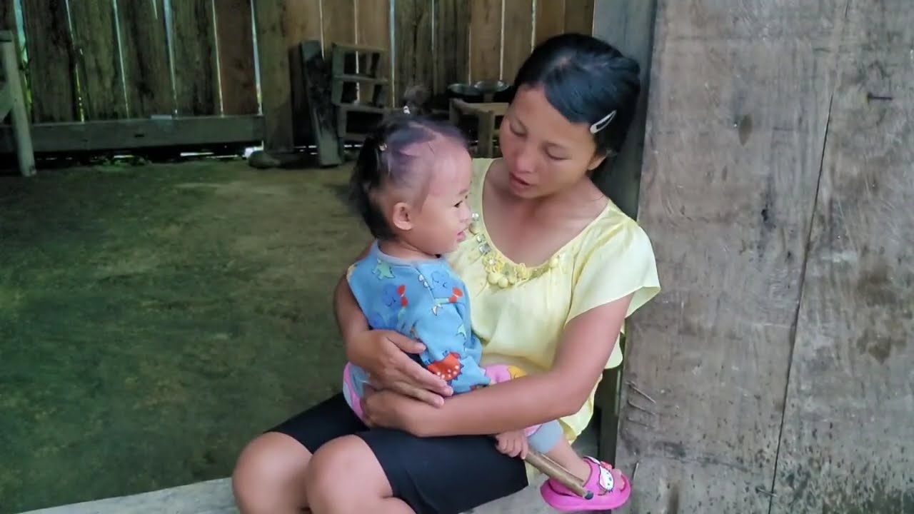 mother and son set out to help their younger brother and sister build a new house and nest