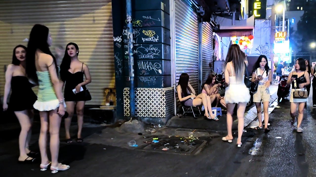 Vietnam Ho Chi Minh City Nightlife Street Scene: Explore District 1 Saigon