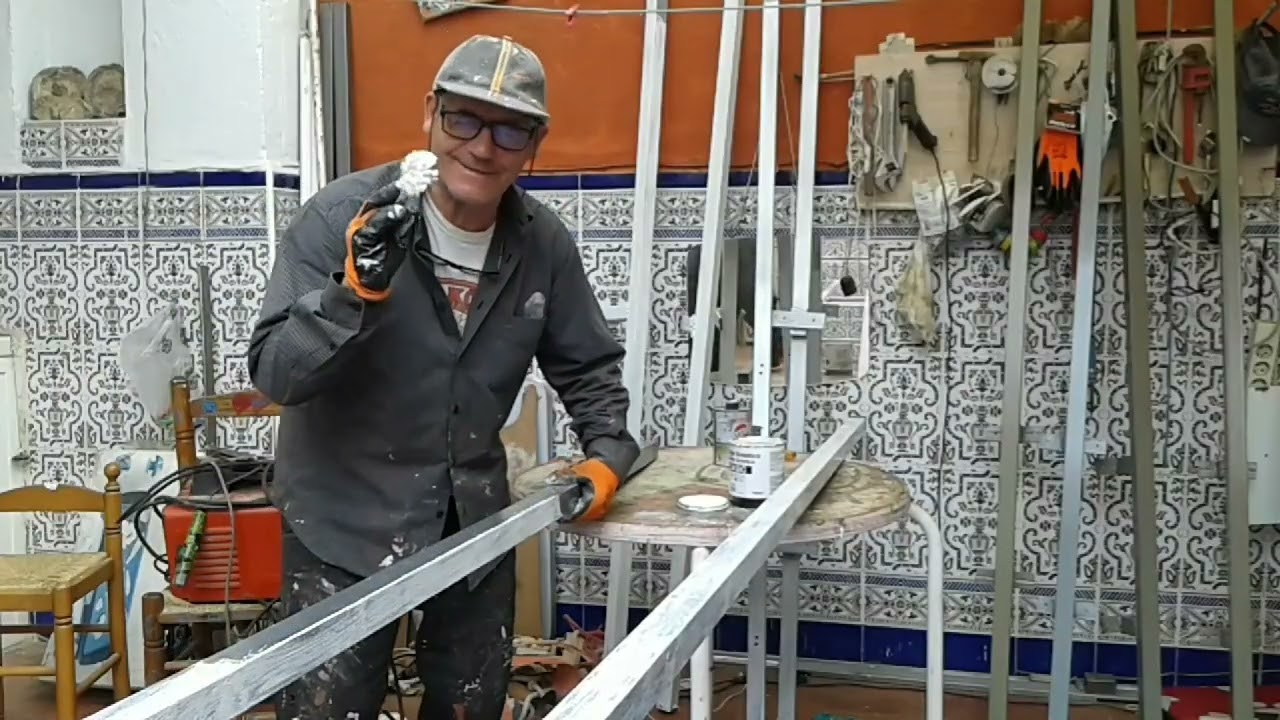 Aquí haciendo los tubos para los toldos