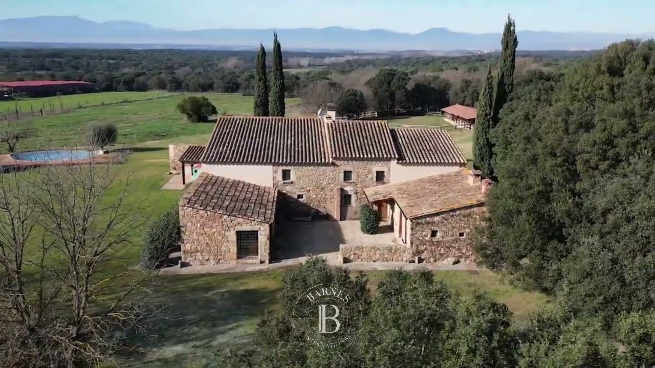 Visita privada - Venta - Masía del siglo XIII con establos para caballos en Cassá de la Selva