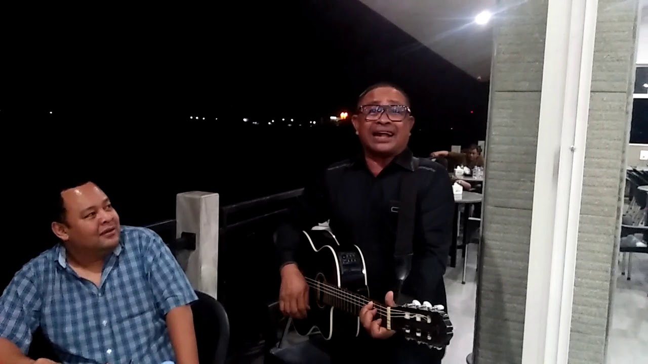Rafli Kande nyanyi 