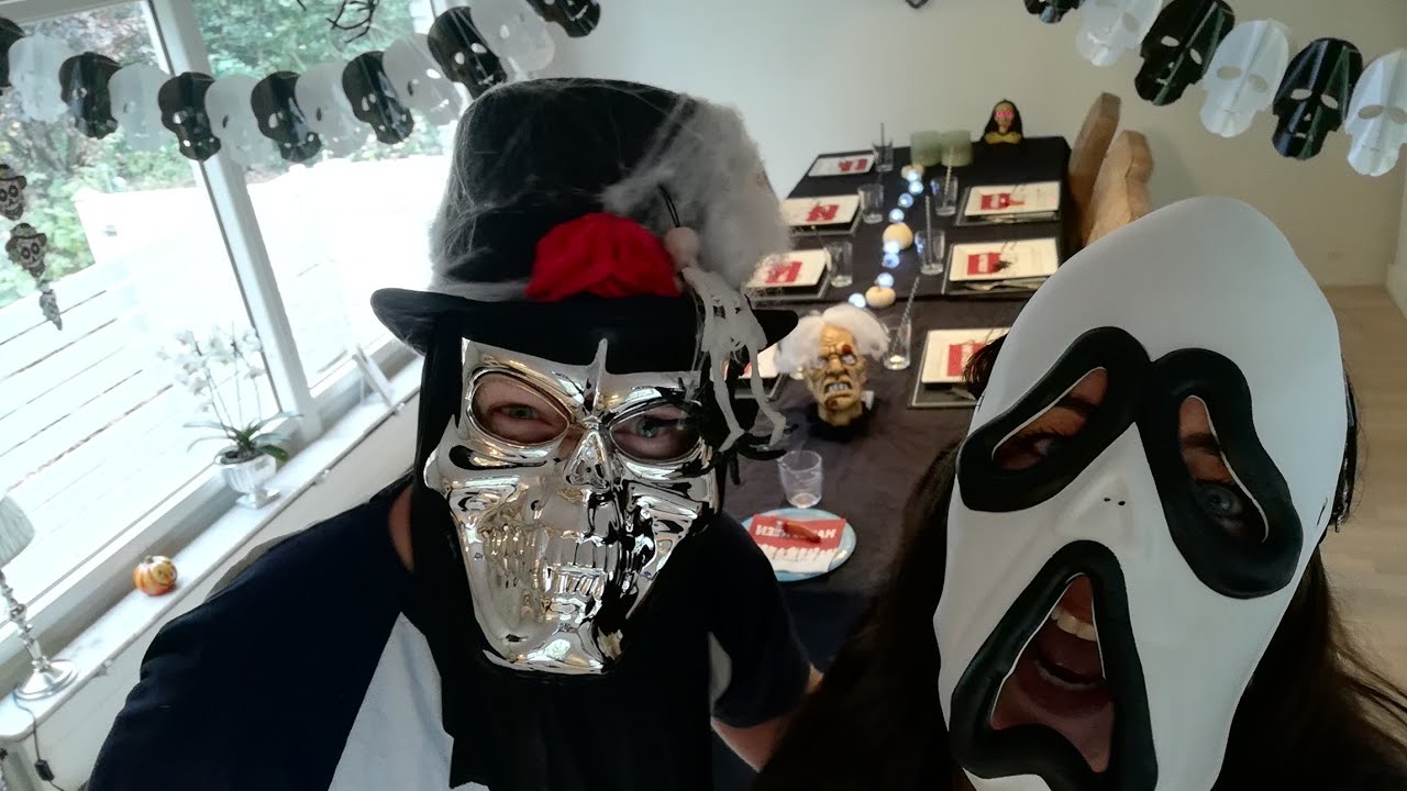Pynter Halloween bord👽🎃& shopper mere Halloween pynt, kage & slik🦇