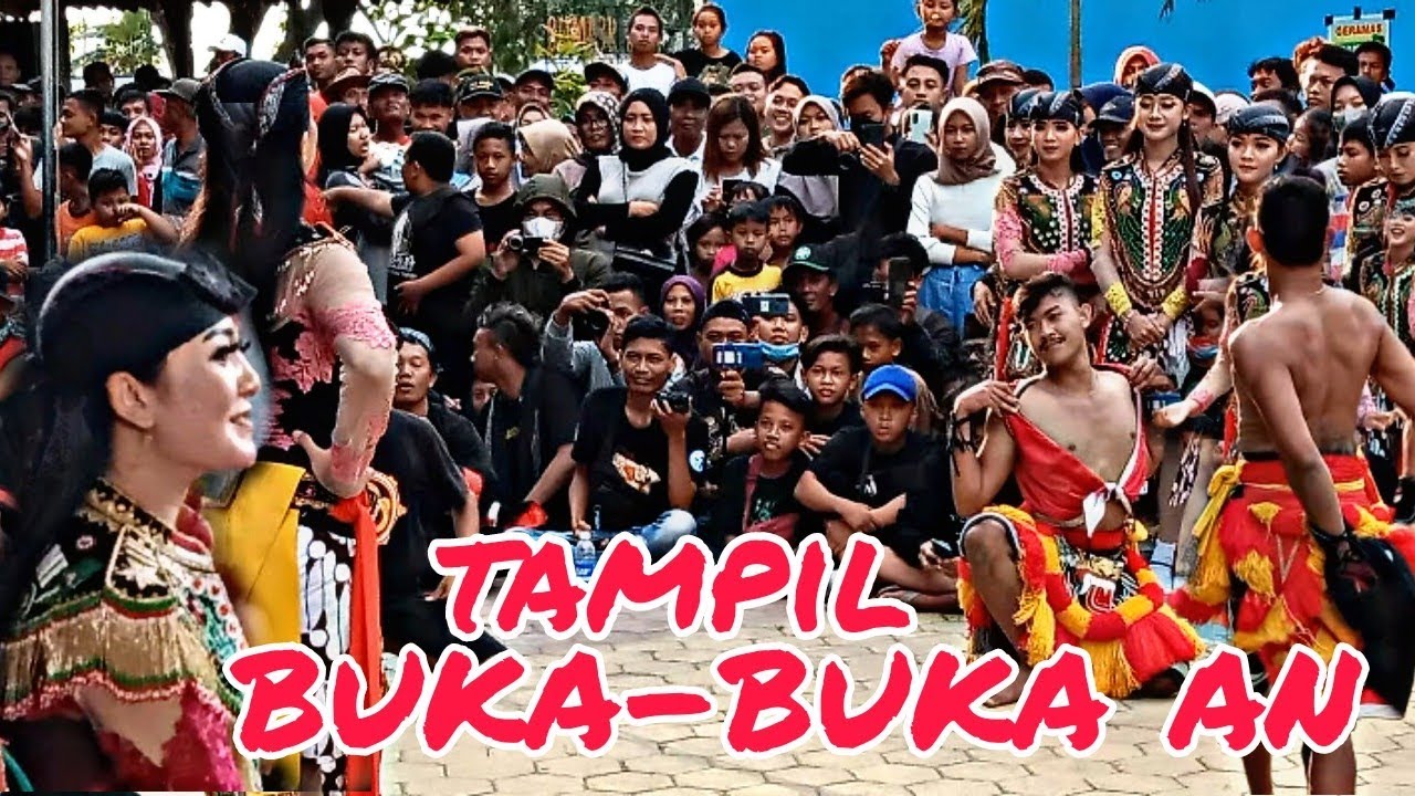 TAMPIL BERANI!!!!Kentong berani buka-bukaan dengan jatil cantik di bekakang Maharani