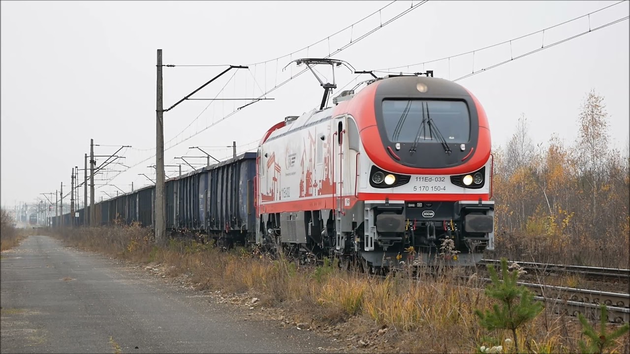 Nowiutka Gama 111Ed-032 JSW Logistics z węglarkami startuje ze stacji początkowej