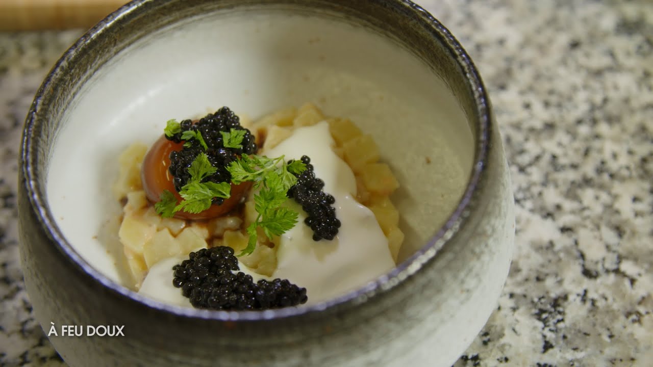 Jaune d'œuf confit au soja, caviar de pomme de terre fumé et crème nordique