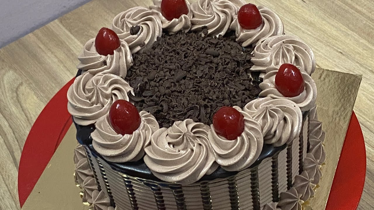 Chocolate Cake With Dutch Cream // Chocolate cake aasani se ghar per kaise banaye : -