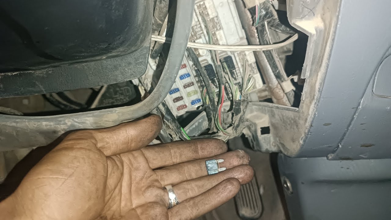 مكان وجود فيزيبل فيوز تويوتا هايلوكس،Toyota Hilux Lighter Charger Fuse: Common Problems & Solutions