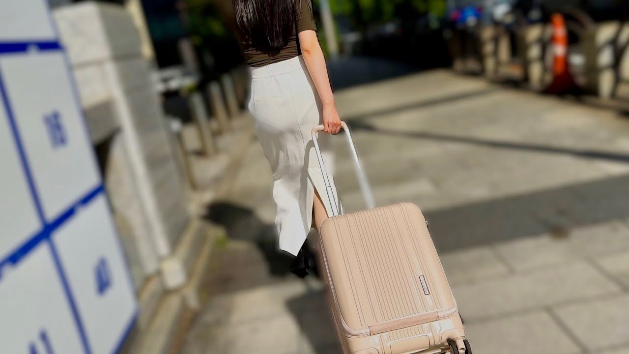白がまぶしい都会の橋【Urban Bridge in Brilliant White】