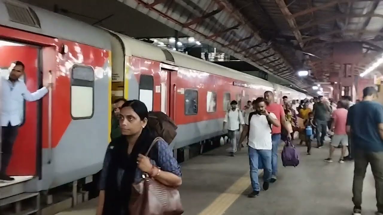 12418 Prayagraj Express Arriving at New Delhi ( NDLS) | THE PRIDE OF NCR