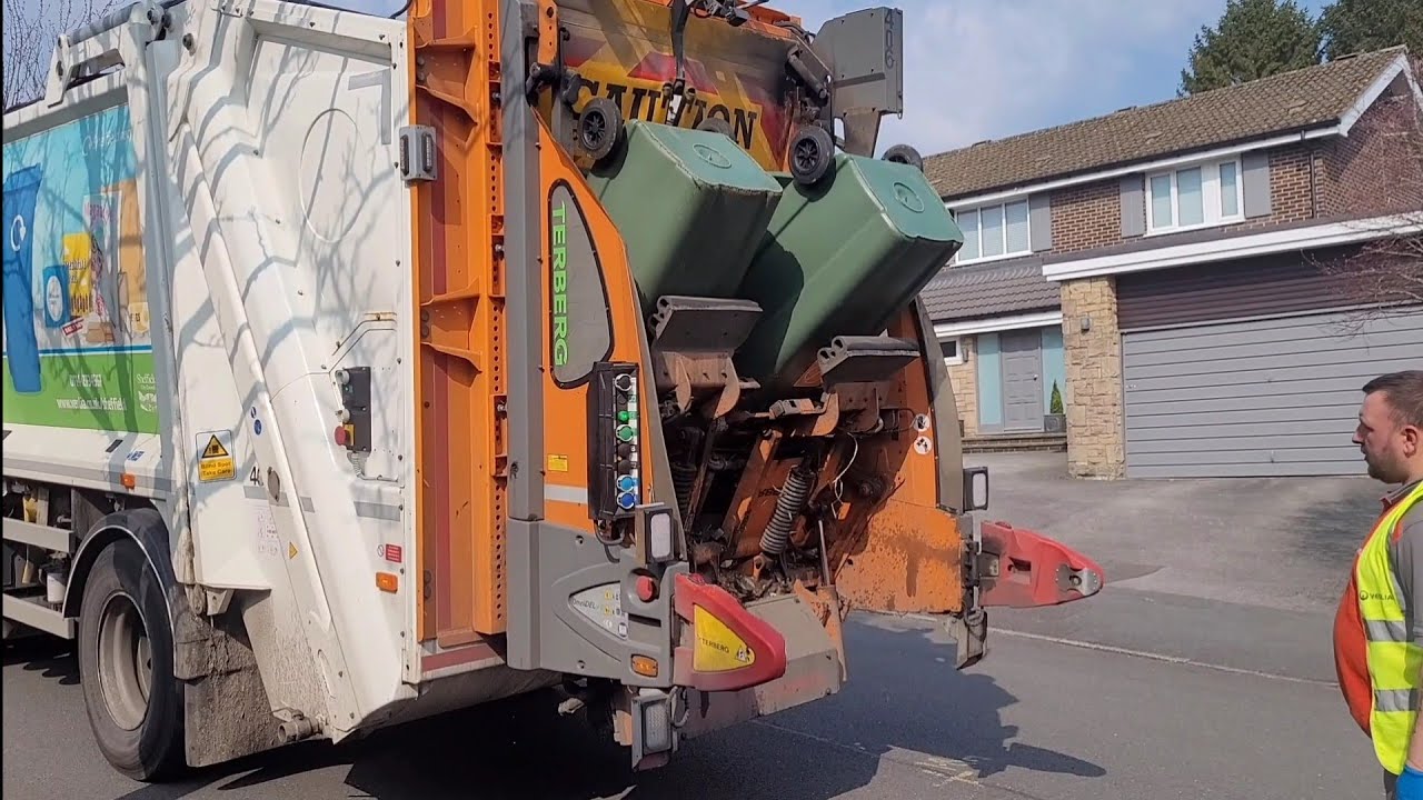 Veolia Dennis Elite 6 Refuse truck on Garden Waste, YNF