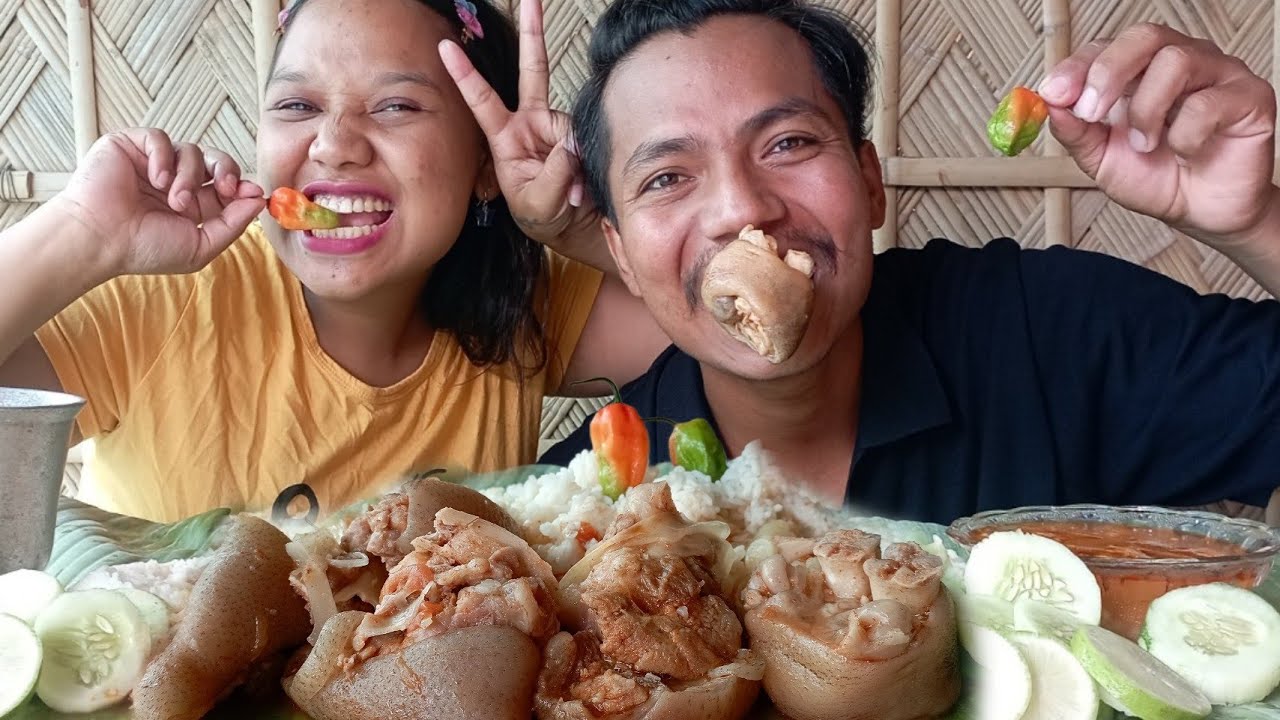 Eating delicious pork leg curry with 2king chilli @nagavillagefood