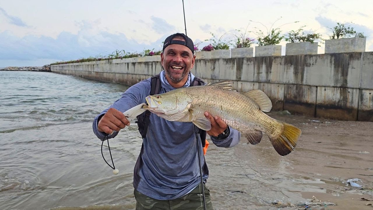 MICRO LURE SAVED THE DAY - BEACH BARRAMUNDI - SURF FISHING WITH NEW SHIMANO STRADIC FM | SRI LANKA