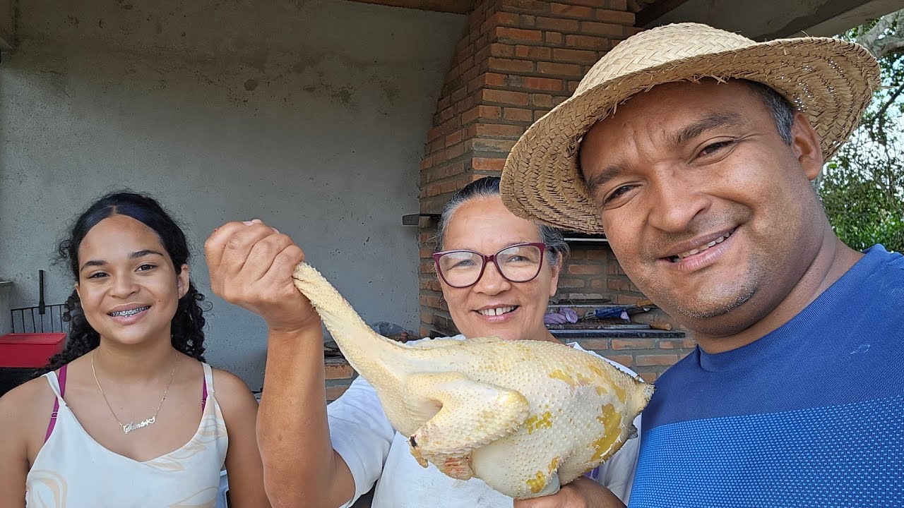 FIZEMOS UMA GALINHA CAIPIRA NO FOGÃO DE LENHA NA ROÇA ISSO É A REALIDADE DE QUEM VIVE NO INTERIOR