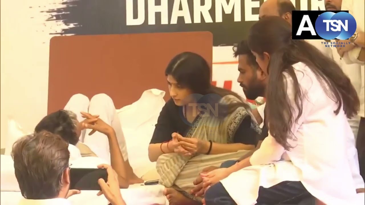 SP MP Dimple Yadav arrives at Jantar Mantar to meet activist Sonam Wangchuk.