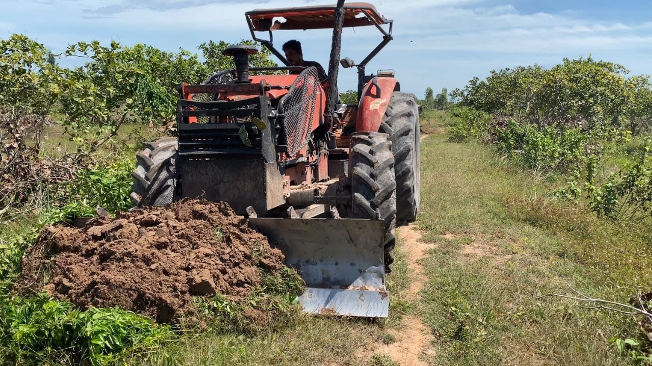 The Kubota 85s tractor efficiently clears bushes, pushes soil and tills farmland quickly and neatly.