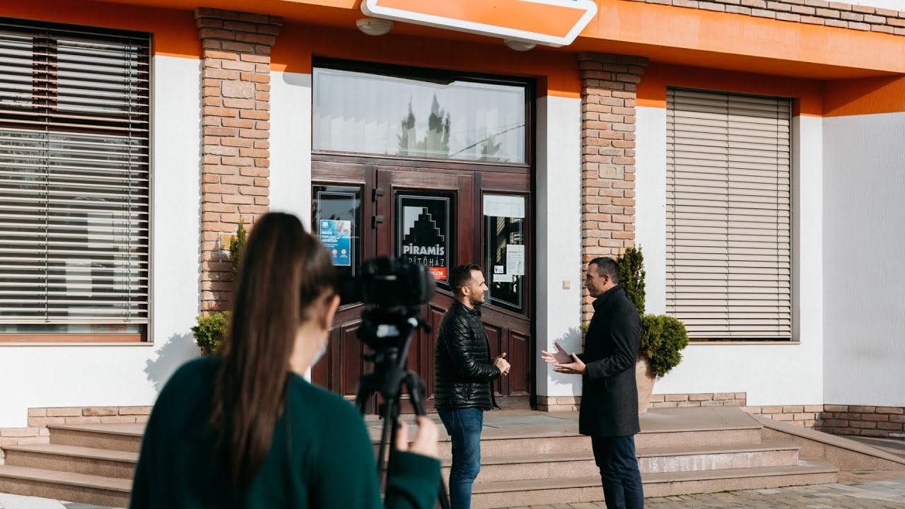 Bemutatjuk az újHÁZ Centrum márkát | Brandépítők x újHÁZ Centrum