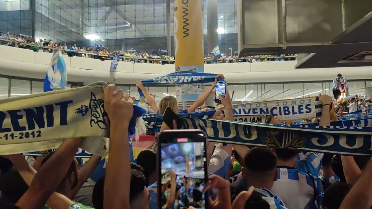 Miles de aficionados esperan al recién ascendido Málaga C.F. en el Aeropuerto ¡¡ Vamos Málaga !!