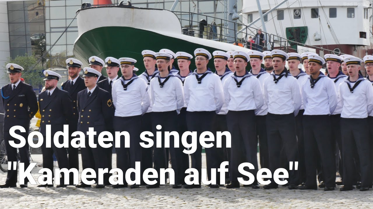 Rekruten singen die Hymne der Deutschen Marine 