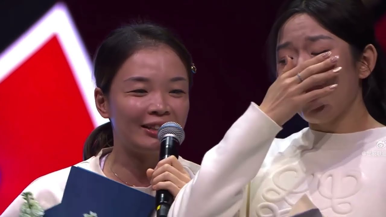 Chen Qingchen hugs Jia Yifan with emotional promise at retirement ceremony｜Badminton｜China｜陈清晨/贾一凡