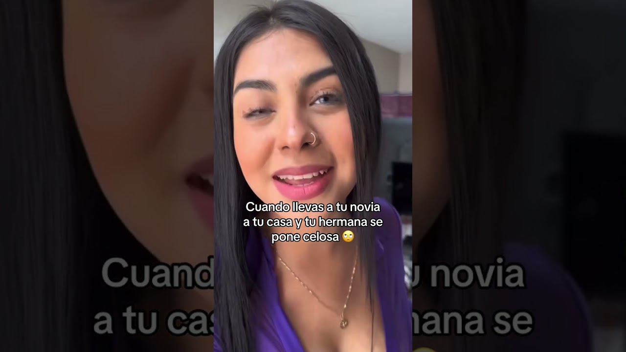 Cuando llevas a tu novia por primera vez a tu casa y tu hermana se pone Celosa de ella 😳🤭