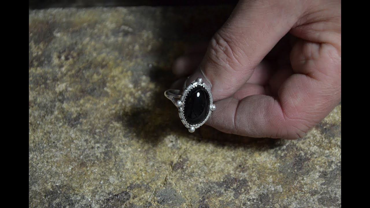 Création d'une bague en argent sertie d'une onyx