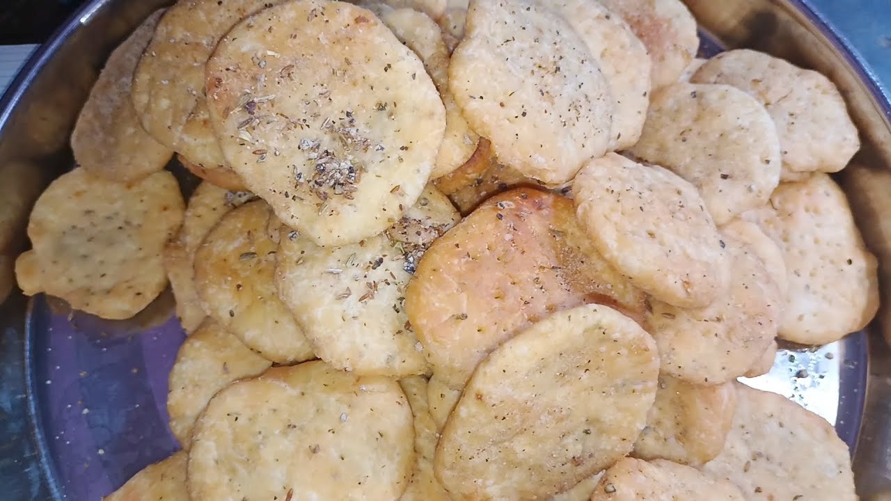 त्योहार पर घर पर बनाए स्वादिष्ट क्रिस्पी करारे मठरी, festival special creespy testy mathri recipe 