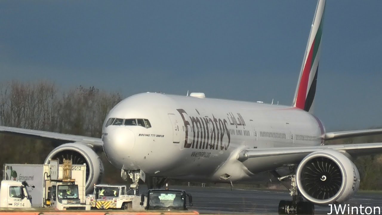 Beautiful Emirates 777 A6-ENM landing/takeoff at Newcastle Airport
