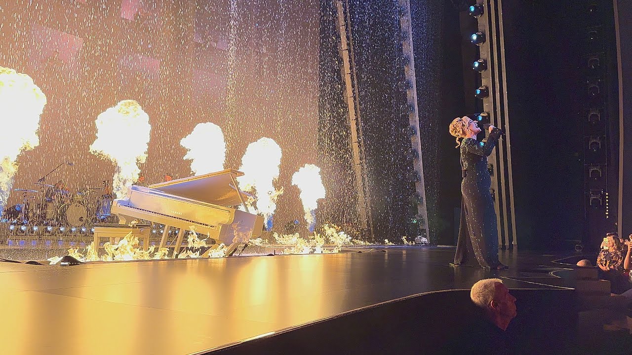 Set Fire To The Rain Front Row 4K - Weekends With Adele | August 26th, 2023