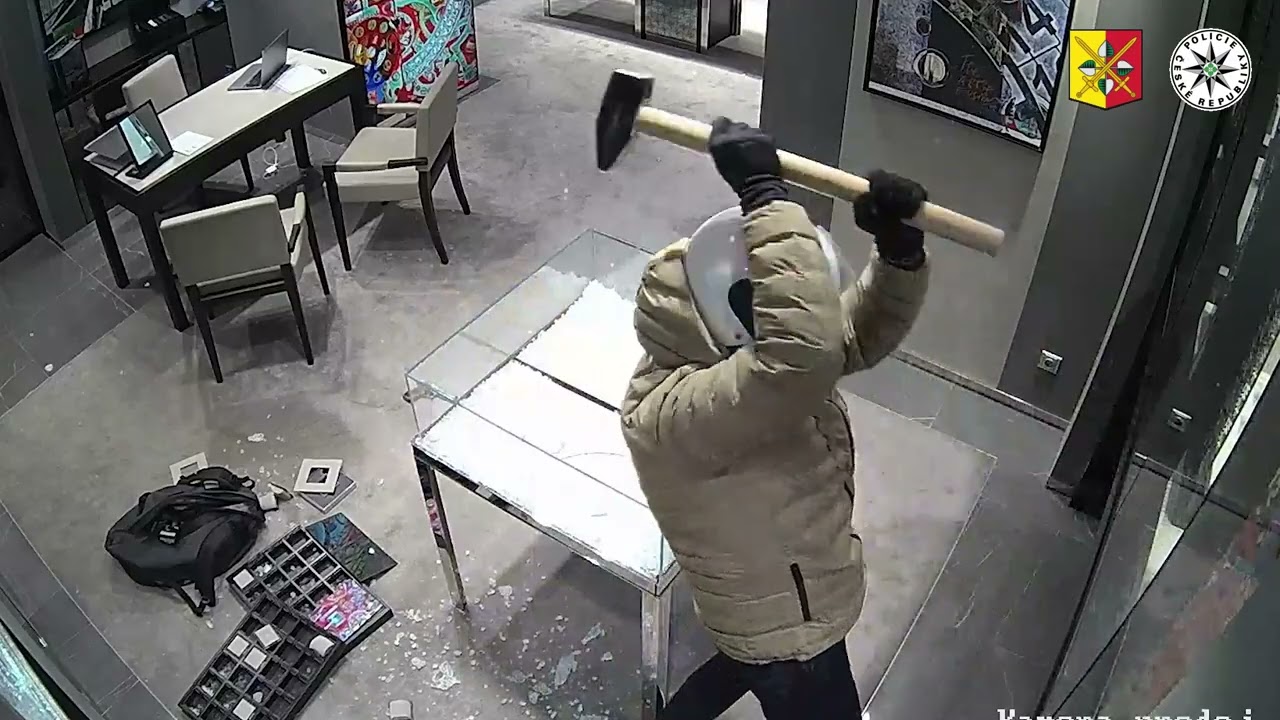 PŘEPADENÍ PRODEJNY LUXUSNÍCH HODINEK V CENTRU PRAHY - DELŠÍ VIDEO