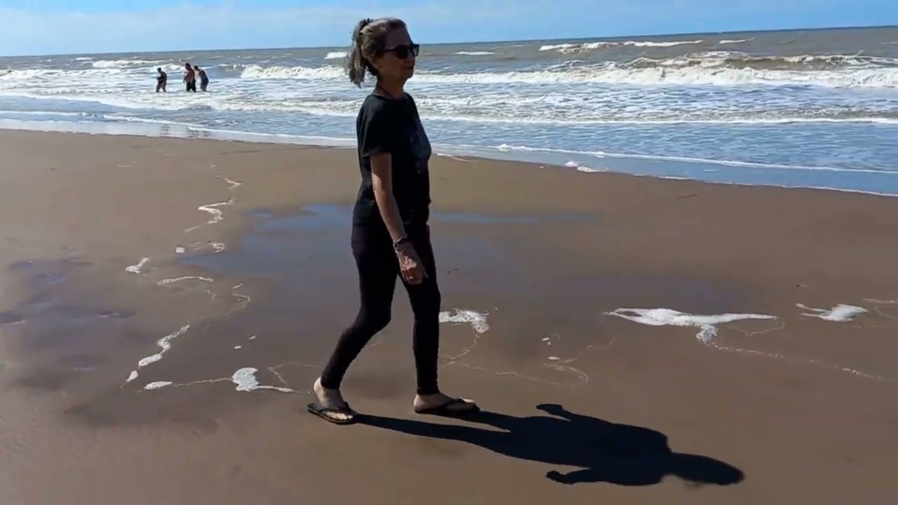 Caminando en Playa las Toninas