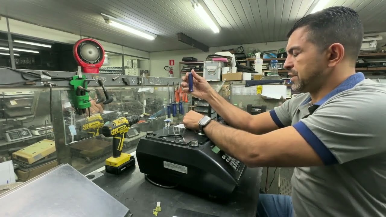 Troca do teclado  da balança eletrônica e porque não se deve romper o lacre