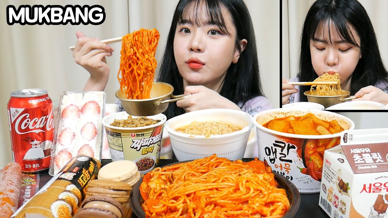 편의점 야식 먹방 🍜 (컵라면 짜장범벅 핫바 딸기샌드위치 김밥 치즈스파게티 떡볶이 마카롱 등) | 나름이 MUKBANG