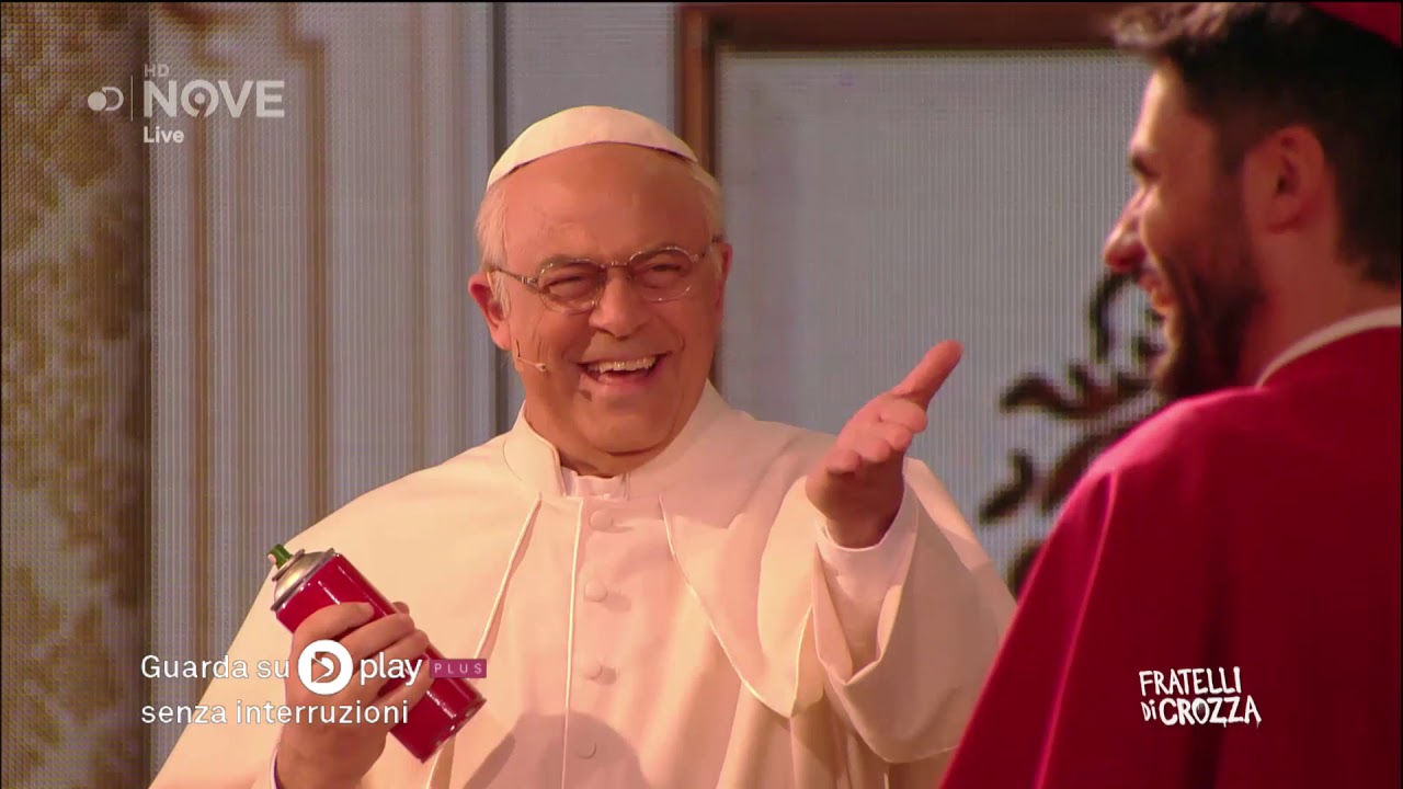 Crozza Papa Bergoglio alle prese con i lenzuoli contro Salvini