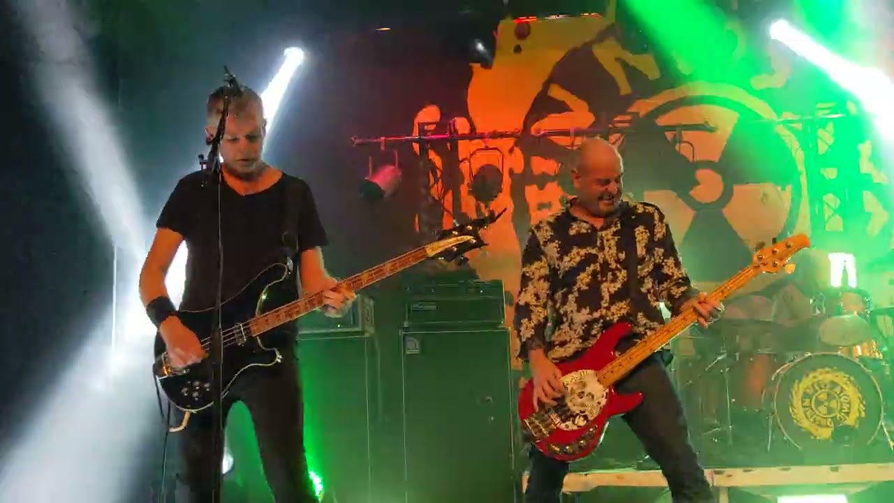 Ned's Atomic Dustbin - Throwing Things (Stourbridge 04 December 2021)