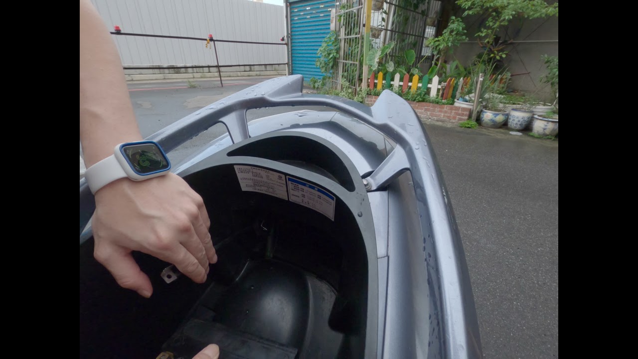 勁戰四機車發不動!機車電瓶沒電了?拆下電瓶充電~