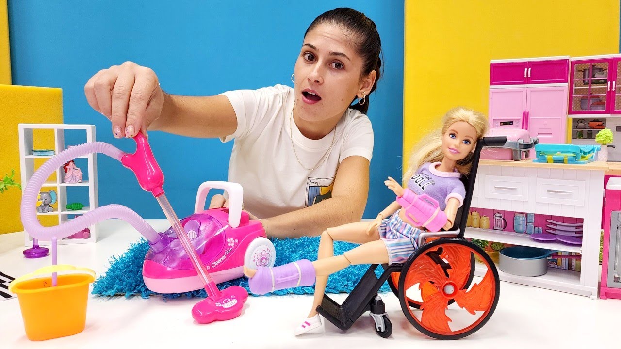 Ayşe ile Barbie oyunları. Olamaaaz! Barbie sakatlandı! Oyuncak Barbie videosu