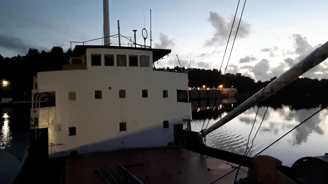 M/S Hamen slepes fra Rubbestadneset, skal til Bredalsholmen.