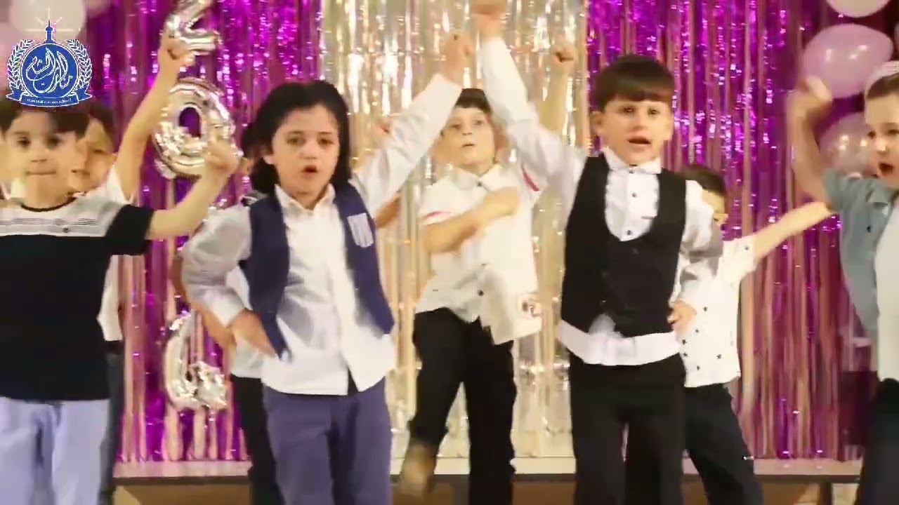 من اللوحات الفنية التي قدمها مبدعينا الصغار Kg بحفل نجاحهم و تفوقهم في ختام عامهم الّدراسي 💫🌸