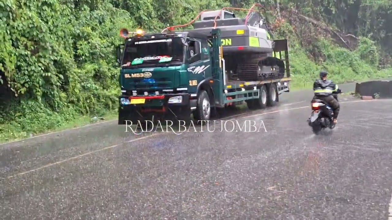 Truk Bawa Ekskavator Nekat Tanjak di Tengah Hujan Deras, Momen Menegangkan!