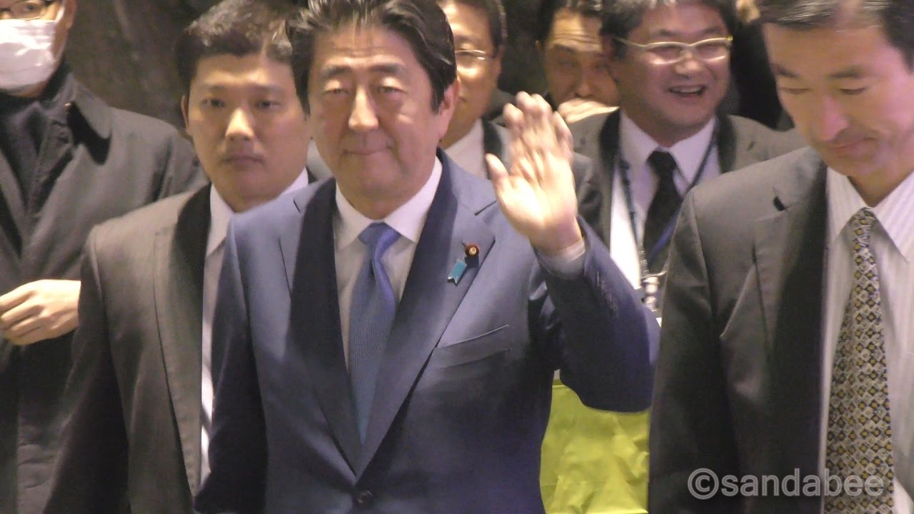 要人警護安倍首相SPとレクサス内閣総理大臣専用車。Prime Minister Shinzo Abe who is protected in Secret Service.