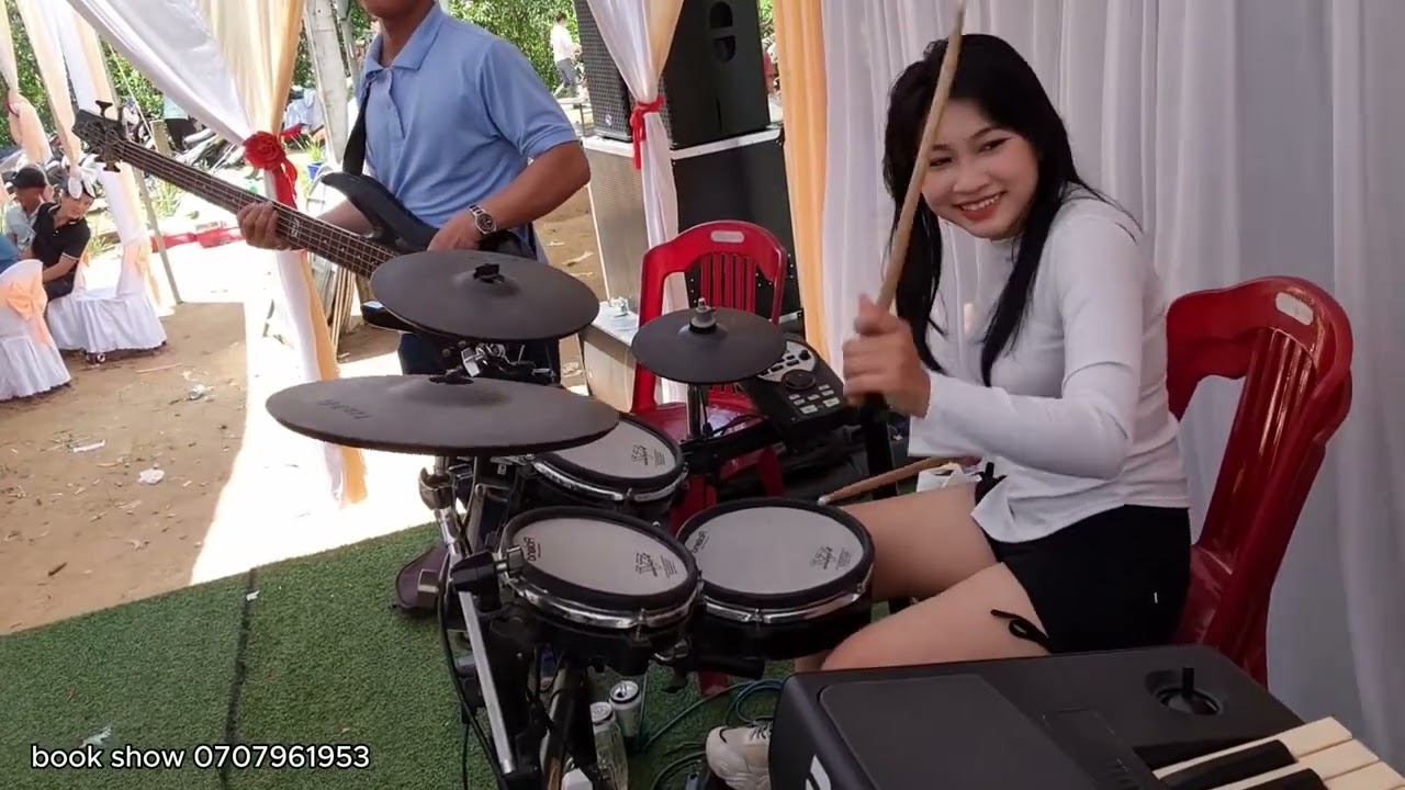 Đợi Em Trong Mơ Remix Cùng Anh Trai Ca Quá Sung | NiNi Drum Nữ