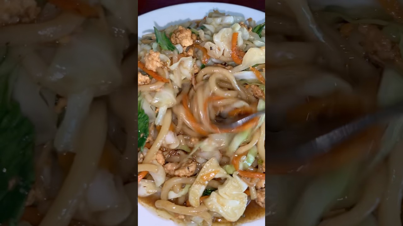 Lunchtime in Yangon📍Pwint Thit San #lunchtime #burmesefood #yangonrestaurant #yangon #myanmar