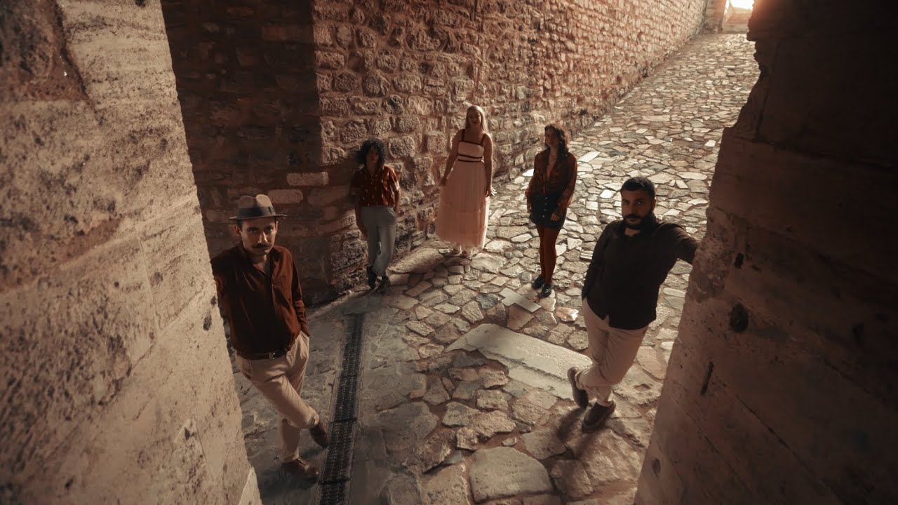 Komşiler - Yedikule / Pente Hronia Dikasmenos