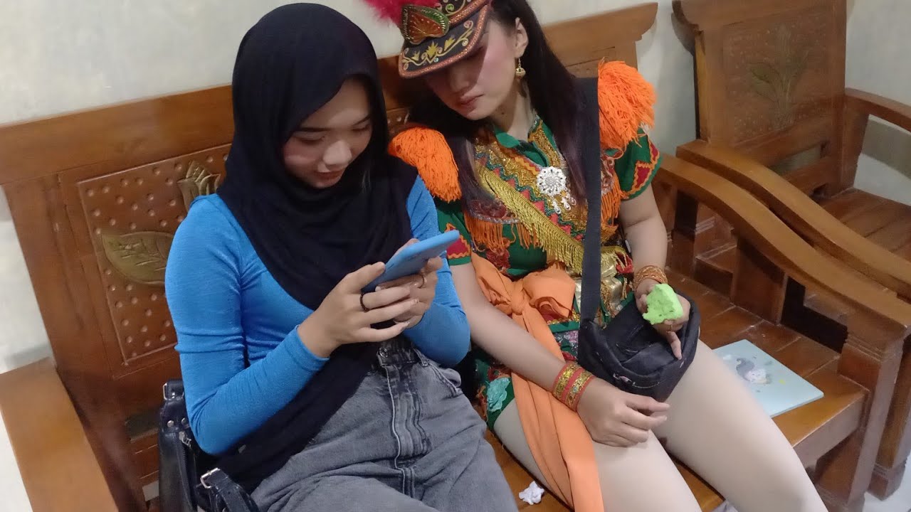 Ternyata Begini para penari cantik Di Ruang Mak Up Dolalak Mekar Arum
