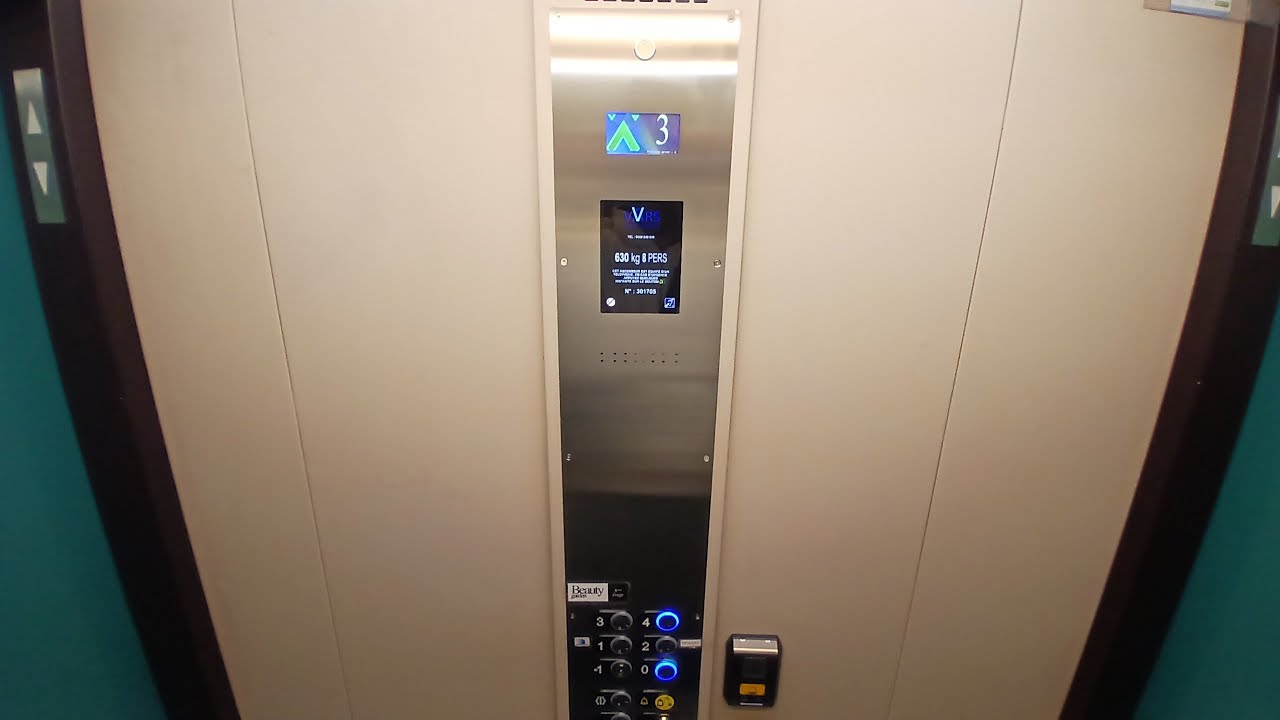 Ascenseur hydraulique modernisé par VARS avec Sodimas @ Les Gemeaux, Six-Fours-les-Plages, France.